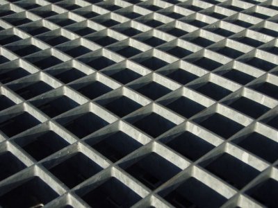 Прессованный настил Р 68*22 / 30*2, 1000X1000 мм с зубом противоскольжения  купить в Санкт-Петербурге